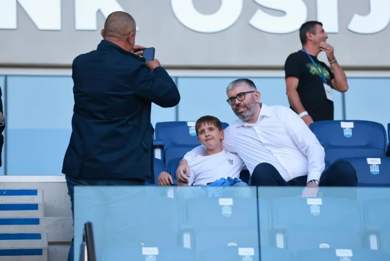 Suluda energija na Opus Areni: Pogledajte borbu protiv žohara i paljenje mreže na golu