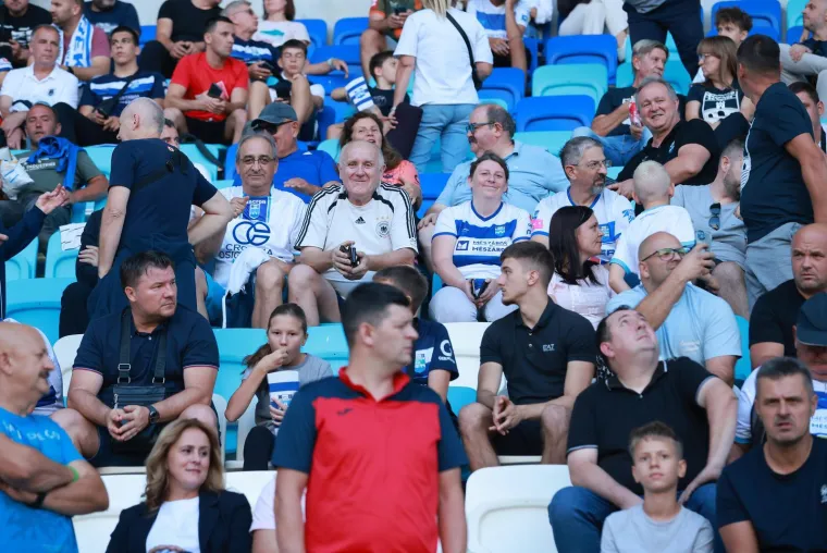 Suluda energija na Opus Areni: Pogledajte borbu protiv žohara i paljenje mreže na golu