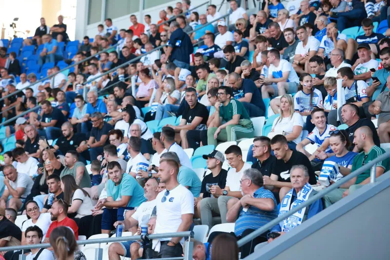 Suluda energija na Opus Areni: Pogledajte borbu protiv žohara i paljenje mreže na golu