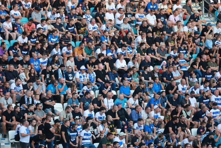 Suluda energija na Opus Areni: Pogledajte borbu protiv žohara i paljenje mreže na golu