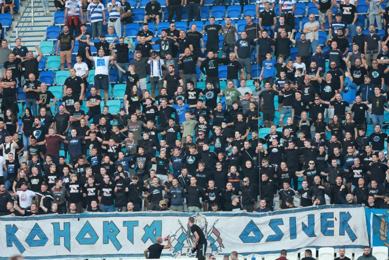 Suluda energija na Opus Areni: Pogledajte borbu protiv žohara i paljenje mreže na golu