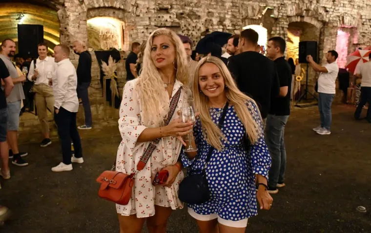 Zbog njih su vina pala u drugi plan: Dvije zgodne plavuše osmijesima zasjenile festival