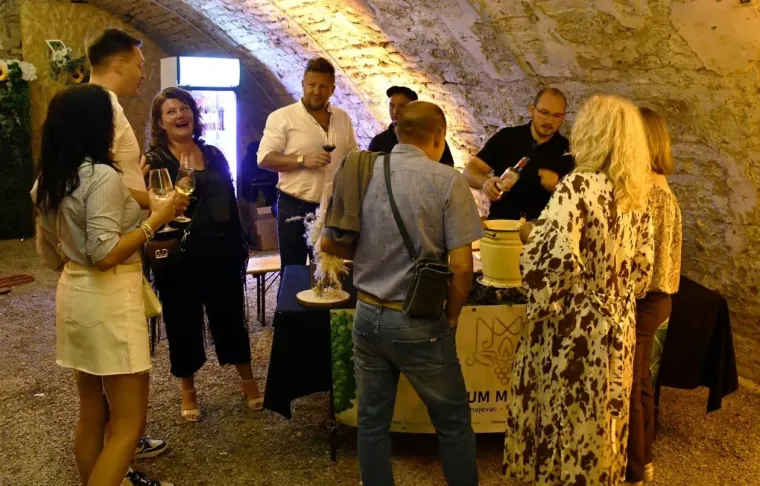 Zbog njih su vina pala u drugi plan: Dvije zgodne plavuše osmijesima zasjenile festival