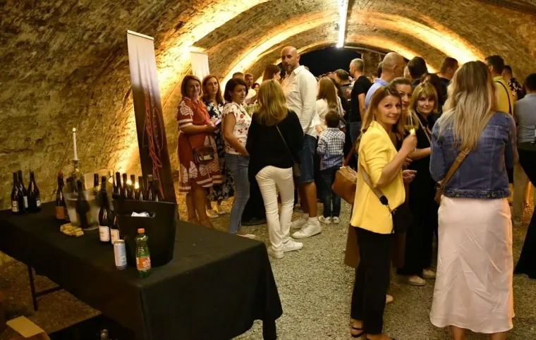 Zbog njih su vina pala u drugi plan: Dvije zgodne plavuše osmijesima zasjenile festival