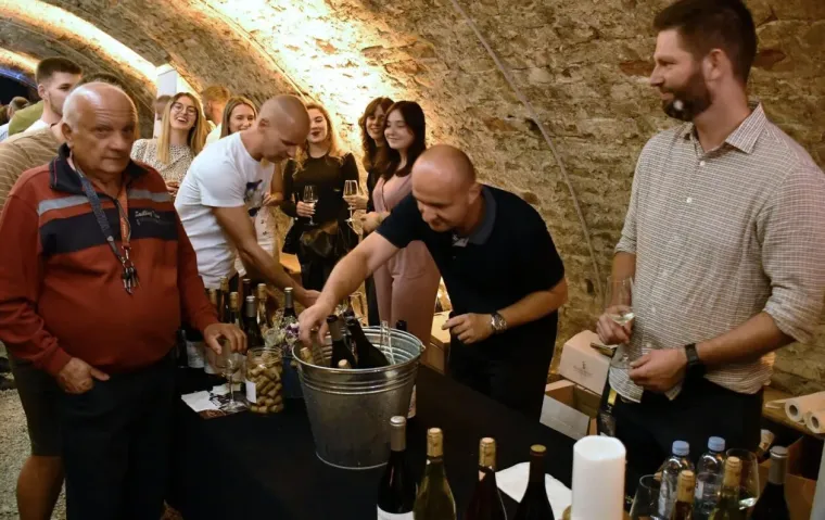 Zbog njih su vina pala u drugi plan: Dvije zgodne plavuše osmijesima zasjenile festival