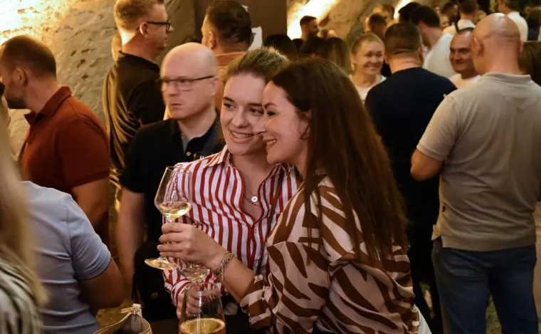Zbog njih su vina pala u drugi plan: Dvije zgodne plavuše osmijesima zasjenile festival