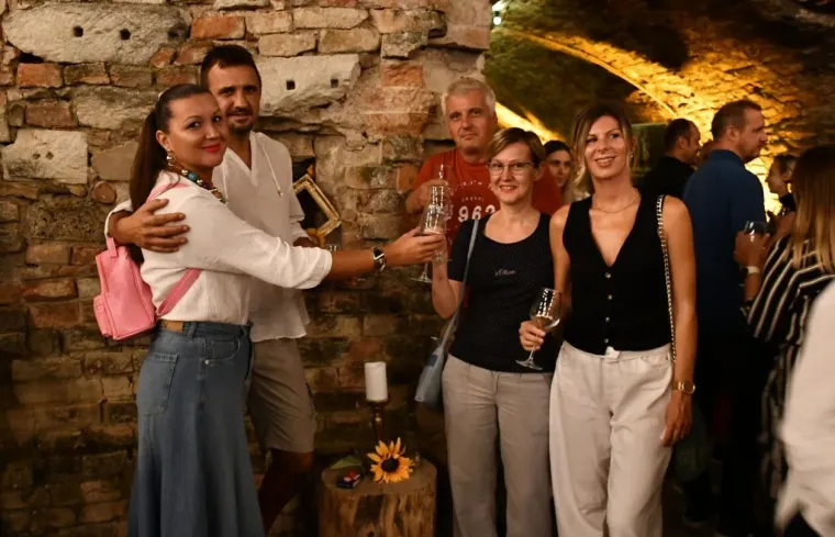 Zbog njih su vina pala u drugi plan: Dvije zgodne plavuše osmijesima zasjenile festival