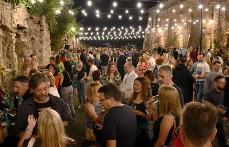 Zbog njih su vina pala u drugi plan: Dvije zgodne plavuše osmijesima zasjenile festival