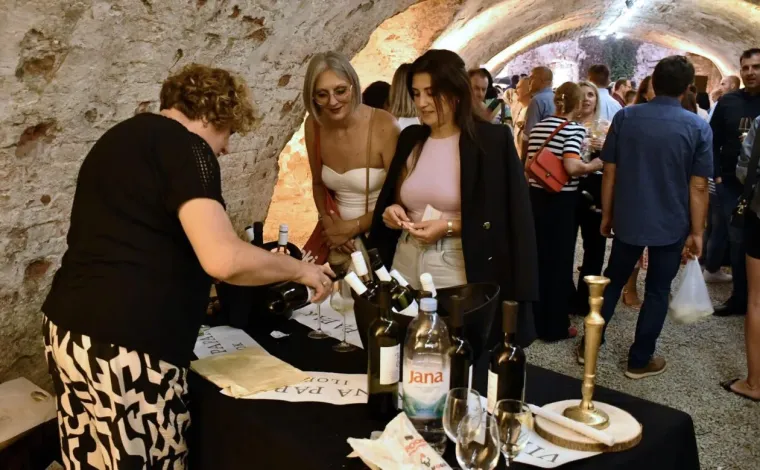 Zbog njih su vina pala u drugi plan: Dvije zgodne plavuše osmijesima zasjenile festival