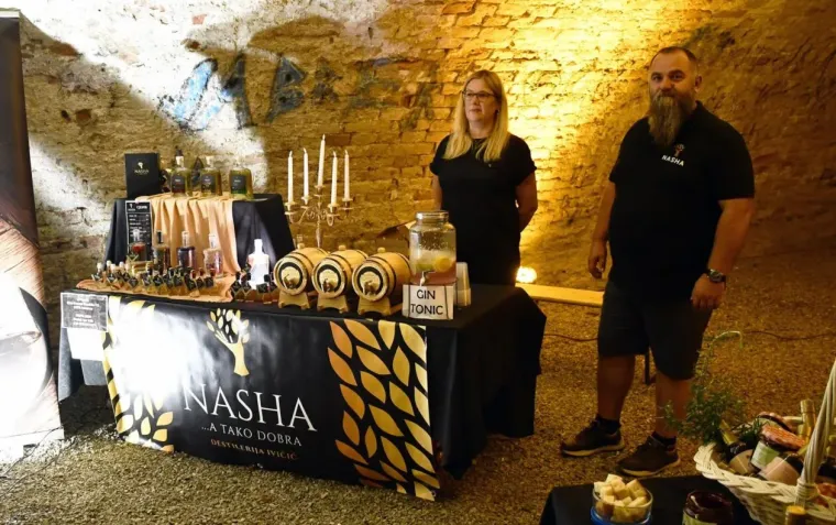 Zbog njih su vina pala u drugi plan: Dvije zgodne plavuše osmijesima zasjenile festival