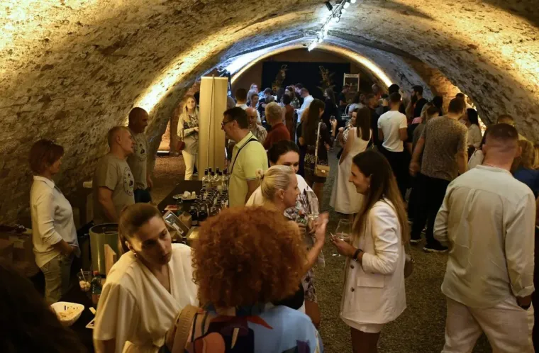 Zbog njih su vina pala u drugi plan: Dvije zgodne plavuše osmijesima zasjenile festival