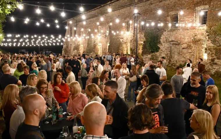 Zbog njih su vina pala u drugi plan: Dvije zgodne plavuše osmijesima zasjenile festival