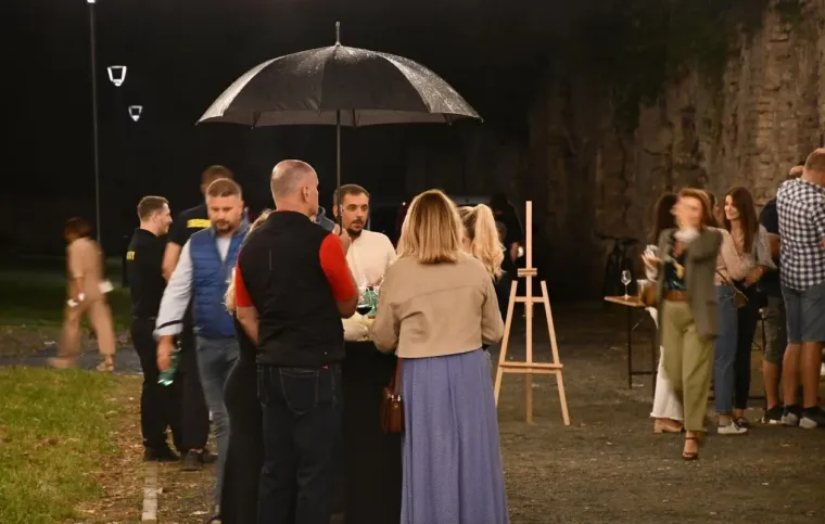 Zbog njih su vina pala u drugi plan: Dvije zgodne plavuše osmijesima zasjenile festival