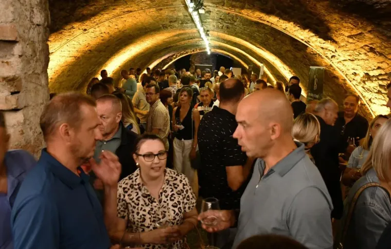 Zbog njih su vina pala u drugi plan: Dvije zgodne plavuše osmijesima zasjenile festival