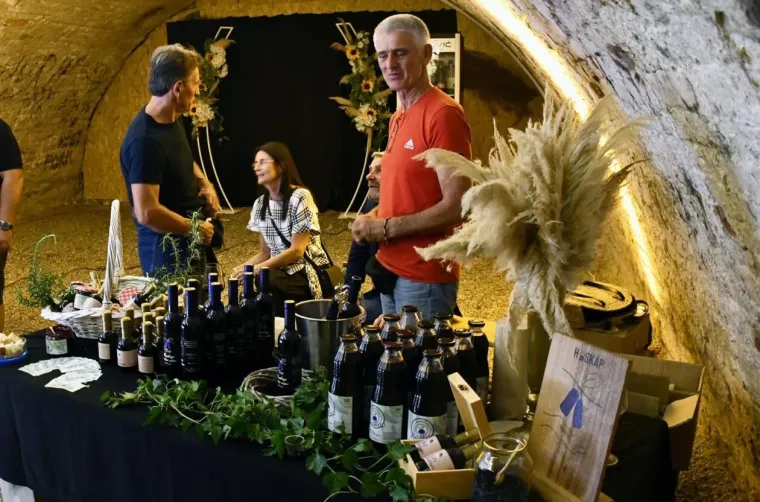 Zbog njih su vina pala u drugi plan: Dvije zgodne plavu&scaron;e osmijesima zasjenile festival