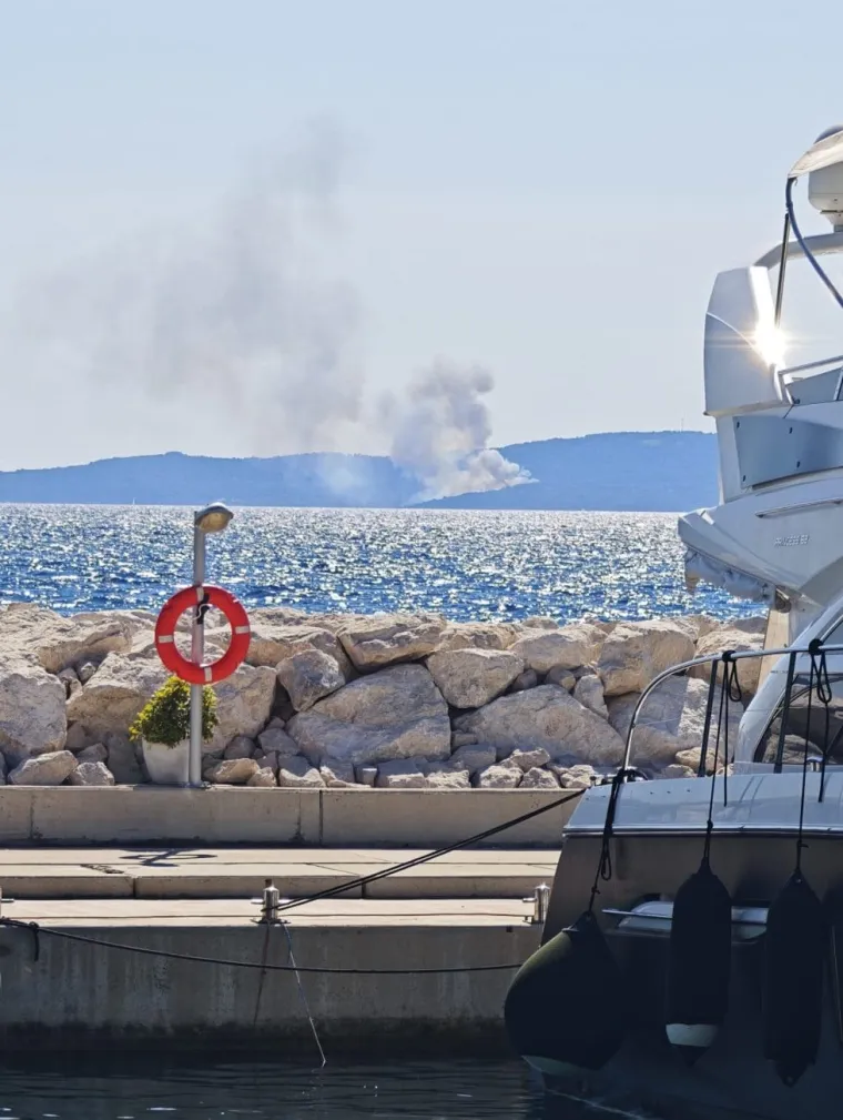 Veliki požar na Šolti! Vatrogasne snage na terenu, stigao i kanader