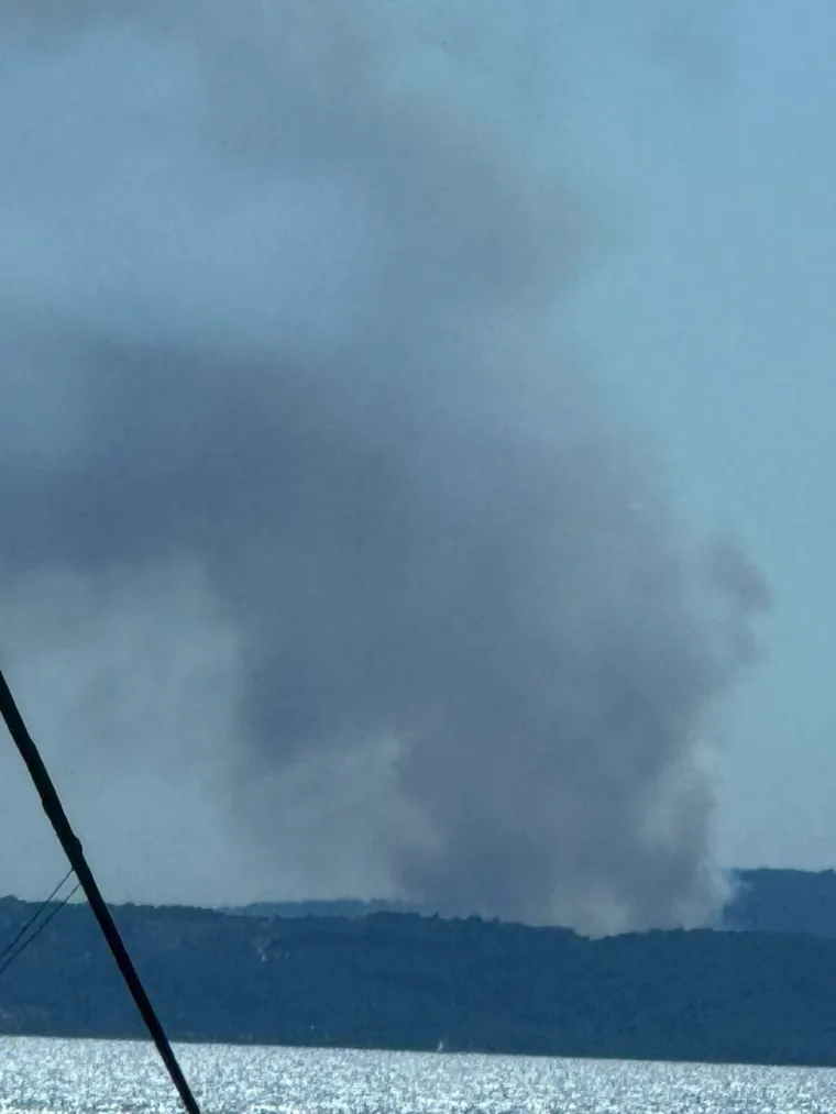 Veliki požar na Šolti! Vatrogasne snage na terenu, stigao i kanader