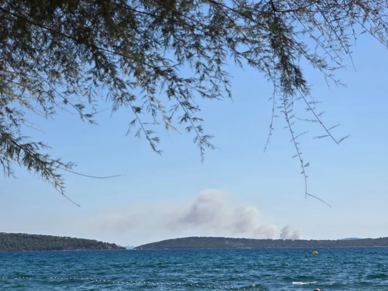 Veliki požar na Šolti! Vatrogasne snage na terenu, stigao i kanader