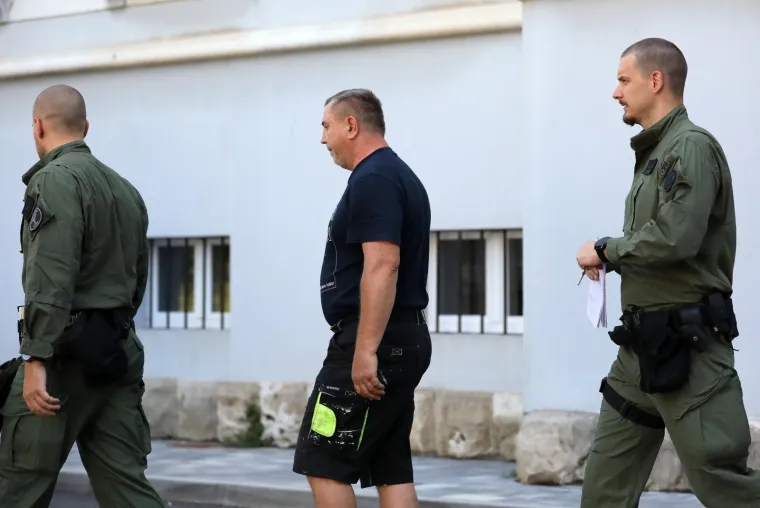 Dvojac koji je brutalno napao Slovence u Umagu u lisicama: Trećeg sutra dovode na sud