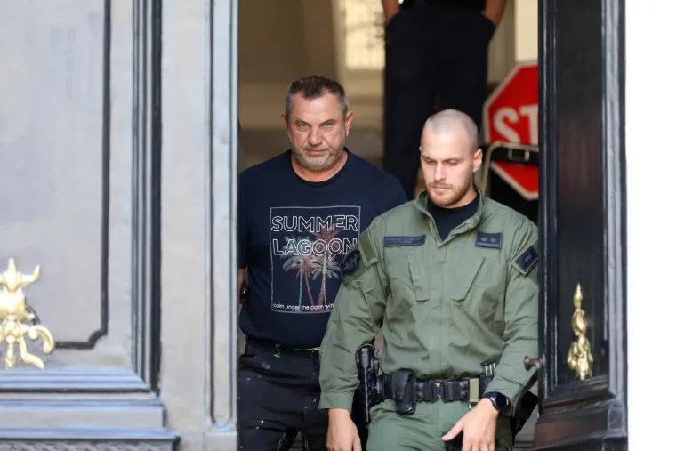 Dvojac koji je brutalno napao Slovence u Umagu u lisicama: Trećeg sutra dovode na sud