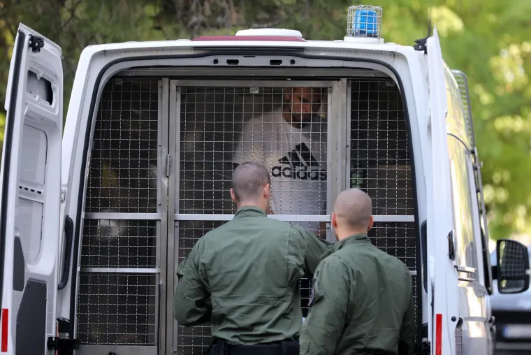 Dvojac koji je brutalno napao Slovence u Umagu u lisicama: Trećeg sutra dovode na sud