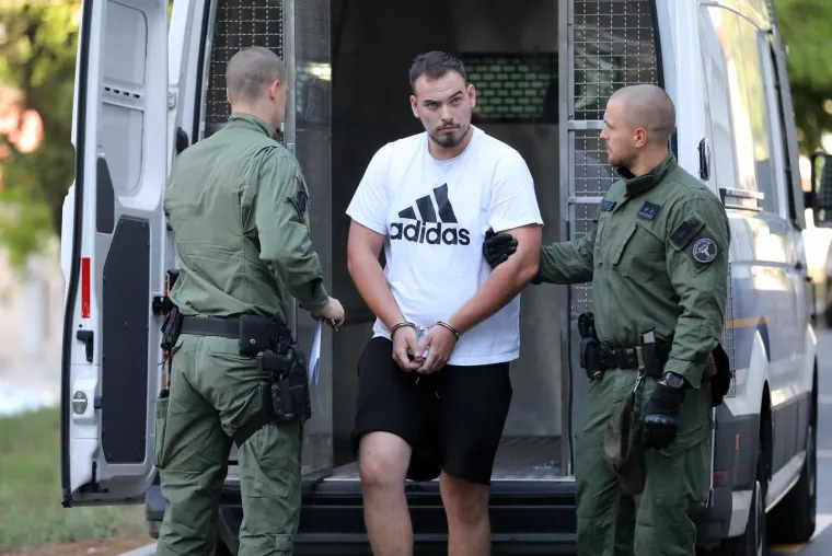 Dvojac koji je brutalno napao Slovence u Umagu u lisicama: Trećeg sutra dovode na sud