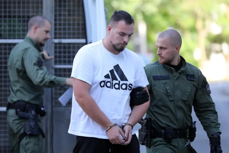 Dvojac koji je brutalno napao Slovence u Umagu u lisicama: Trećeg sutra dovode na sud