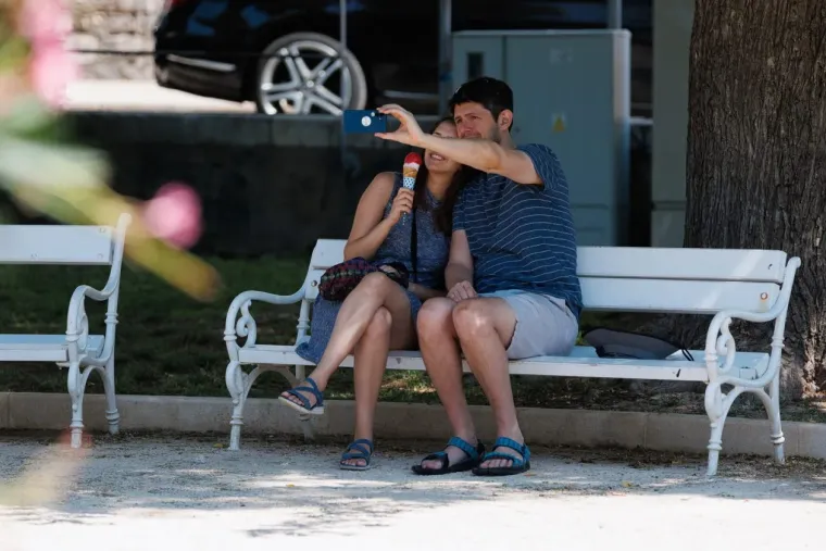 Odjenula ljetnu haljinu i podigla temperaturu u Zadru: Zanosna brineta istaknula obline