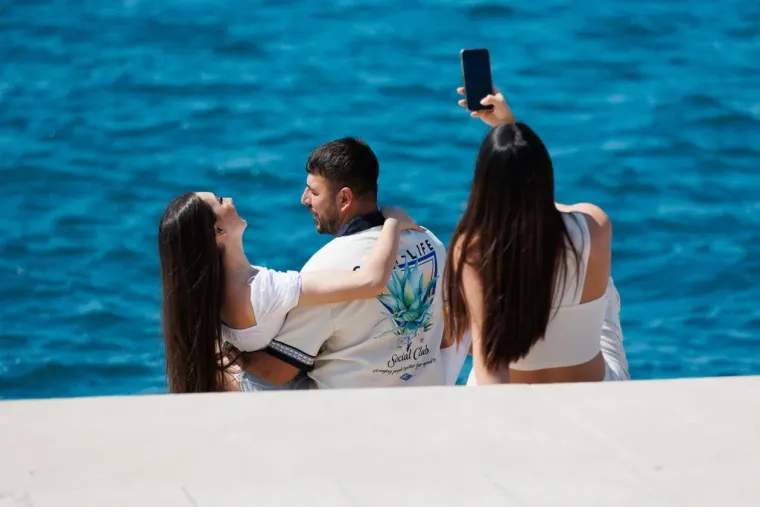 Odjenula ljetnu haljinu i podigla temperaturu u Zadru: Zanosna brineta istaknula obline