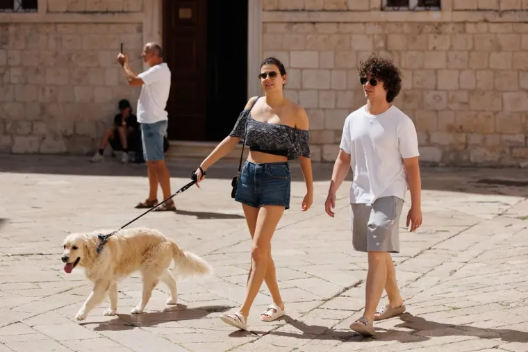 Odjenula ljetnu haljinu i podigla temperaturu u Zadru: Zanosna brineta istaknula obline
