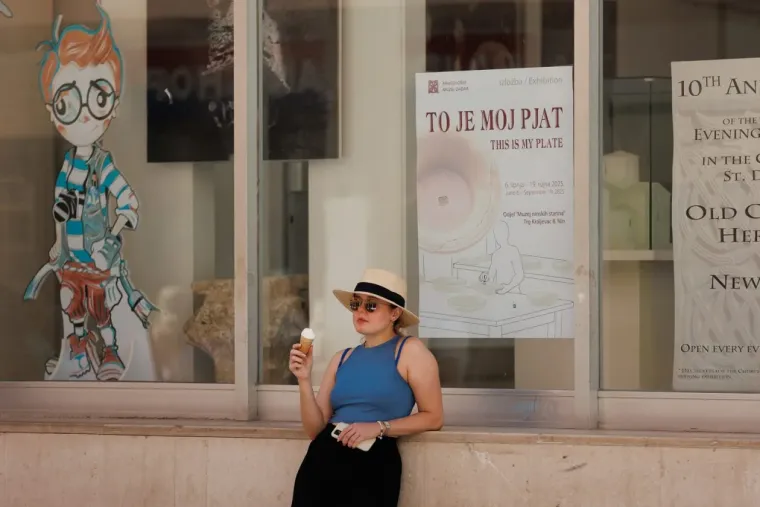 Odjenula ljetnu haljinu i podigla temperaturu u Zadru: Zanosna brineta istaknula obline