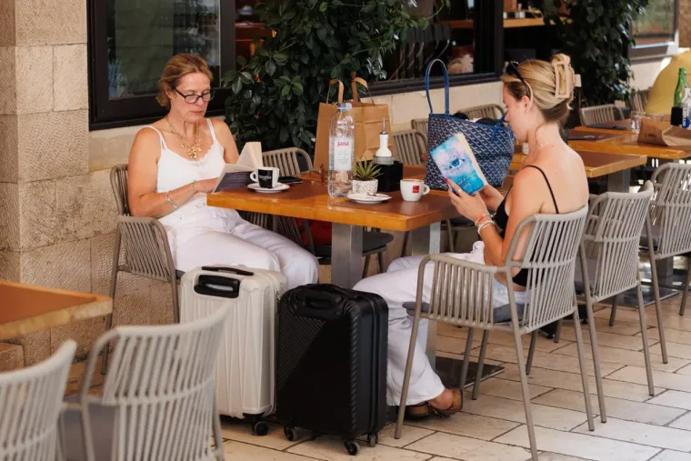 Odjenula ljetnu haljinu i podigla temperaturu u Zadru: Zanosna brineta istaknula obline