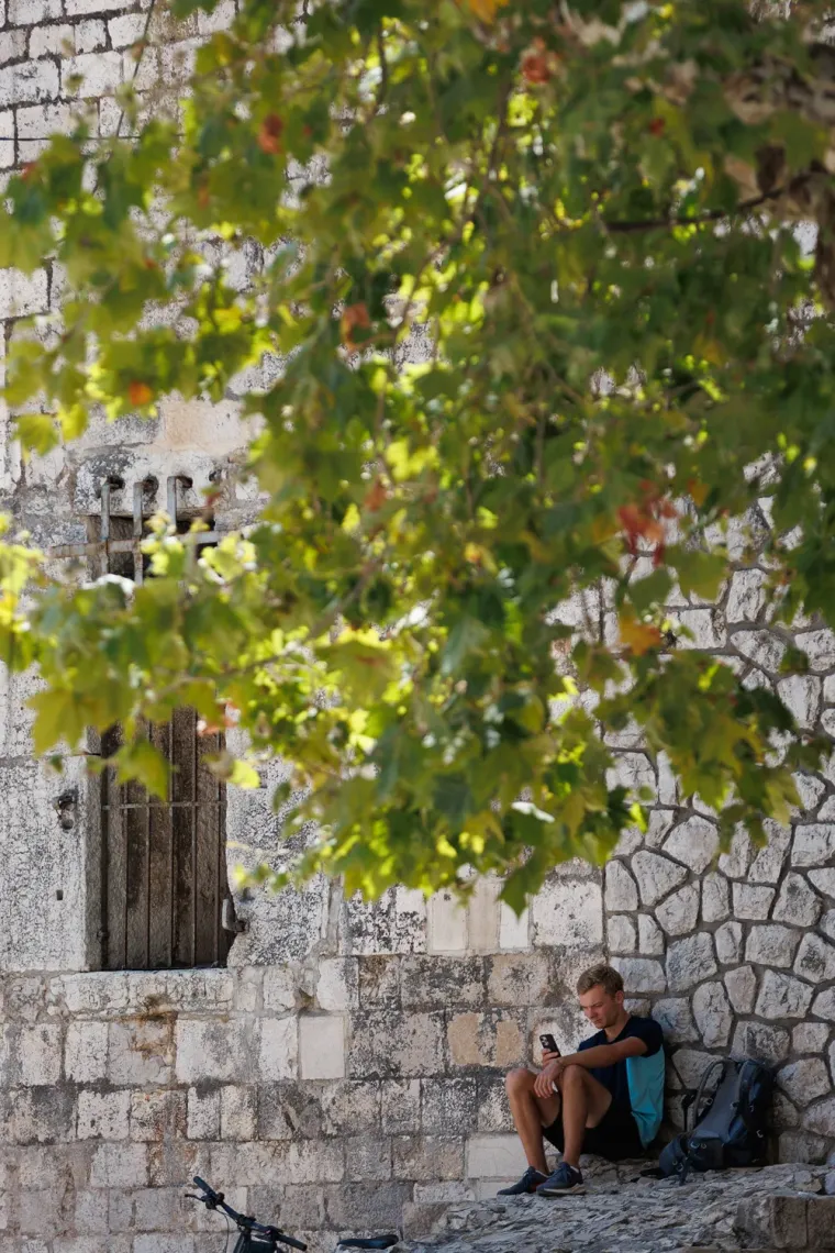 Odjenula ljetnu haljinu i podigla temperaturu u Zadru: Zanosna brineta istaknula obline