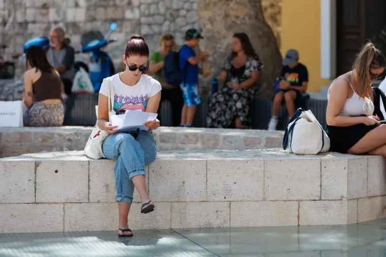Odjenula ljetnu haljinu i podigla temperaturu u Zadru: Zanosna brineta istaknula obline
