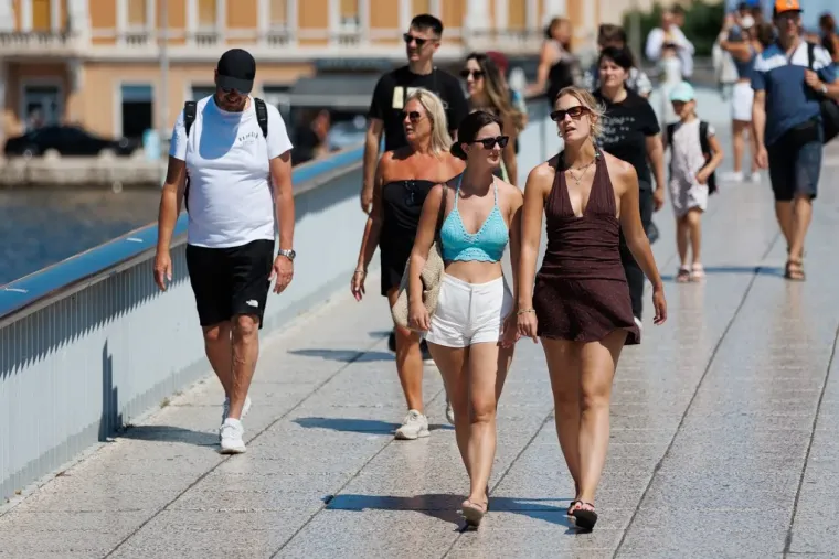 Odjenula ljetnu haljinu i podigla temperaturu u Zadru: Zanosna brineta istaknula obline