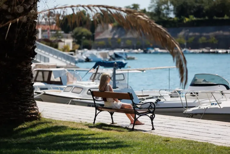 Odjenula ljetnu haljinu i podigla temperaturu u Zadru: Zanosna brineta istaknula obline