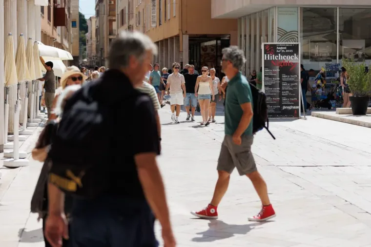 Odjenula ljetnu haljinu i podigla temperaturu u Zadru: Zanosna brineta istaknula obline