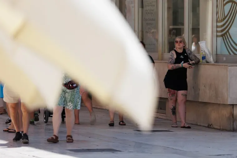 Odjenula ljetnu haljinu i podigla temperaturu u Zadru: Zanosna brineta istaknula obline