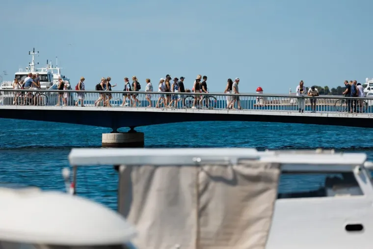 Odjenula ljetnu haljinu i podigla temperaturu u Zadru: Zanosna brineta istaknula obline