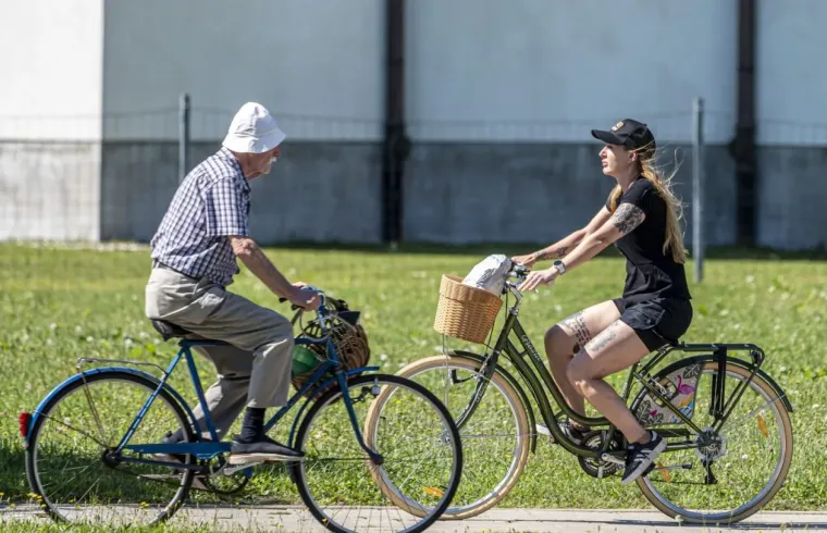 U kratkom topiću i s pirsanim pupkom: Karlovčanka vatrene narančaste kose glavna atrakcija šetnice