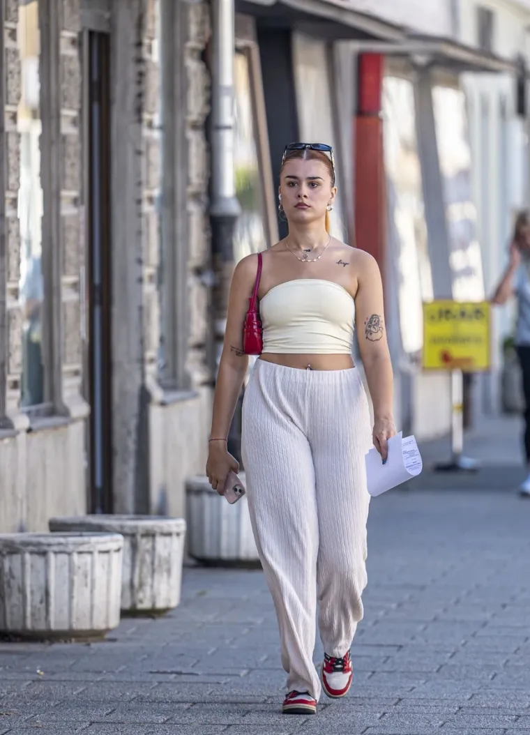 U kratkom topiću i s pirsanim pupkom: Karlovčanka vatrene narančaste kose glavna atrakcija šetnice