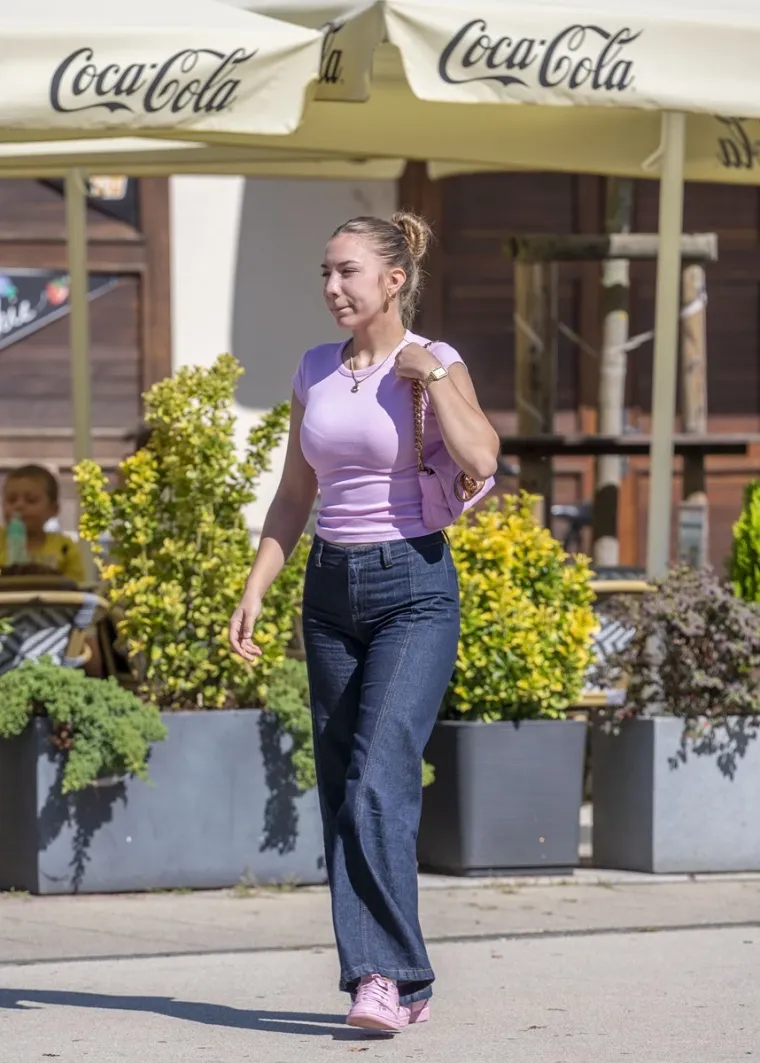 U kratkom topiću i s pirsanim pupkom: Karlovčanka vatrene narančaste kose glavna atrakcija šetnice