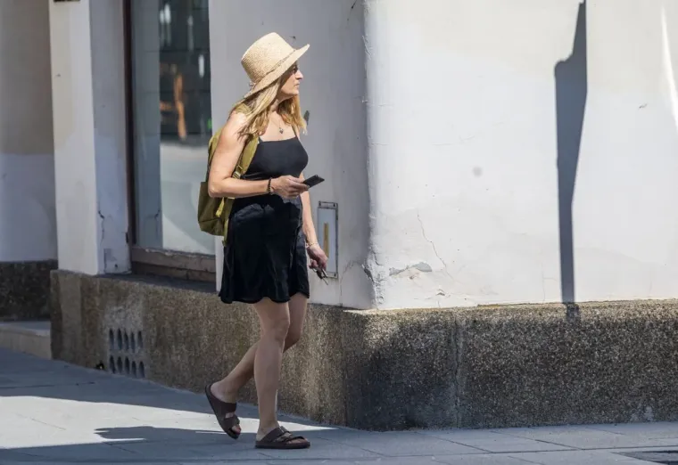 U kratkom topiću i s pirsanim pupkom: Karlovčanka vatrene narančaste kose glavna atrakcija šetnice