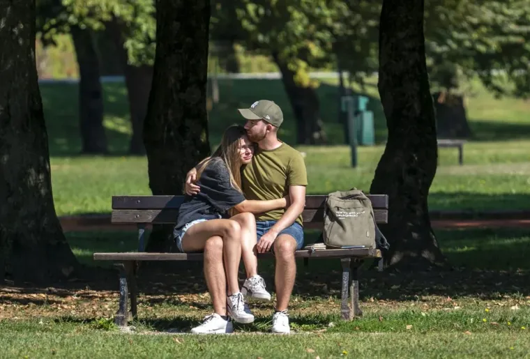 U kratkom topiću i s pirsanim pupkom: Karlovčanka vatrene narančaste kose glavna atrakcija šetnice