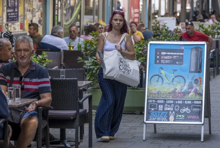 U kratkom topiću i s pirsanim pupkom: Karlovčanka vatrene narančaste kose glavna atrakcija šetnice