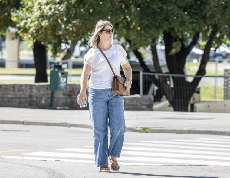 U kratkom topiću i s pirsanim pupkom: Karlovčanka vatrene narančaste kose glavna atrakcija &scaron;etnice