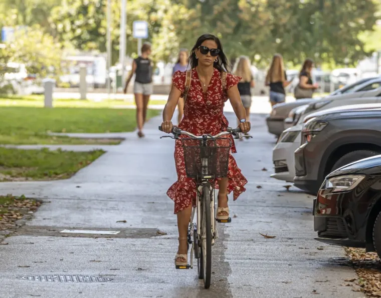 U kratkom topiću i s pirsanim pupkom: Karlovčanka vatrene narančaste kose glavna atrakcija šetnice