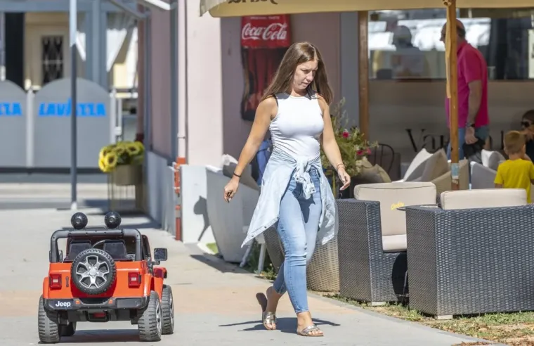 U kratkom topiću i s pirsanim pupkom: Karlovčanka vatrene narančaste kose glavna atrakcija &scaron;etnice