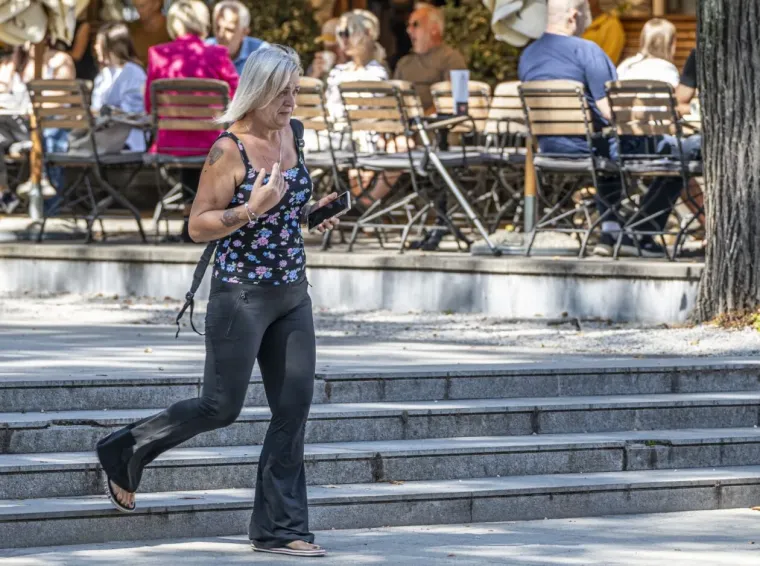 U kratkom topiću i s pirsanim pupkom: Karlovčanka vatrene narančaste kose glavna atrakcija &scaron;etnice