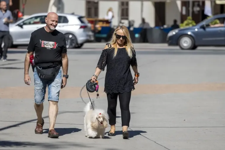 U kratkom topiću i s pirsanim pupkom: Karlovčanka vatrene narančaste kose glavna atrakcija &scaron;etnice